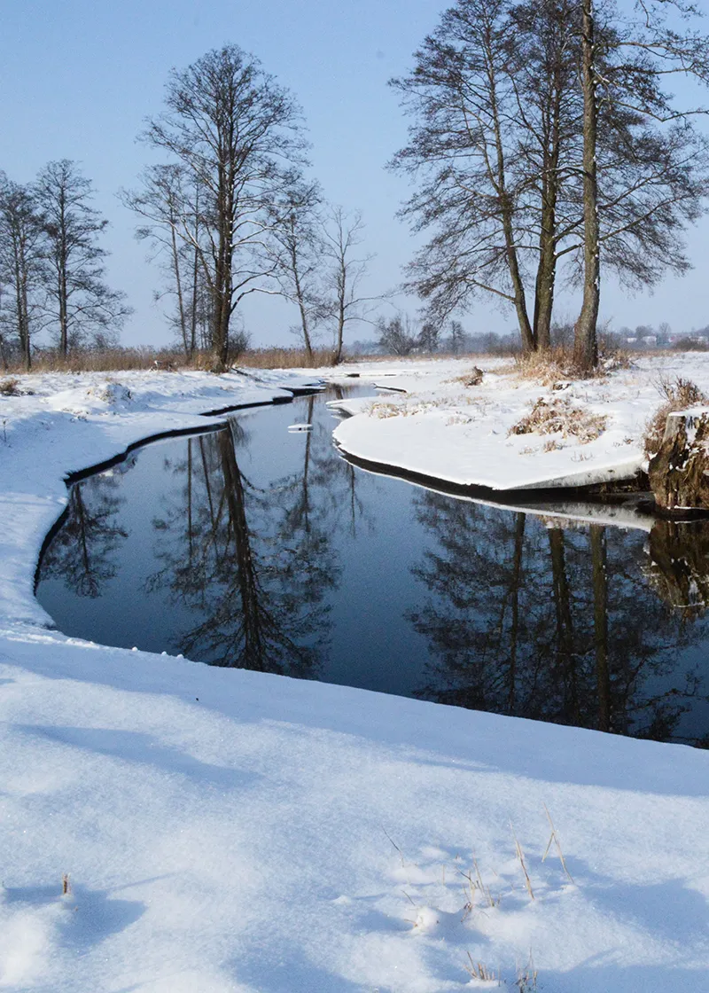 Winterlicher Fluss in Nordostpolen